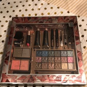 NWT💋🦋💄 Beauty in Sight 37 pc make up set 💄🦋💋
